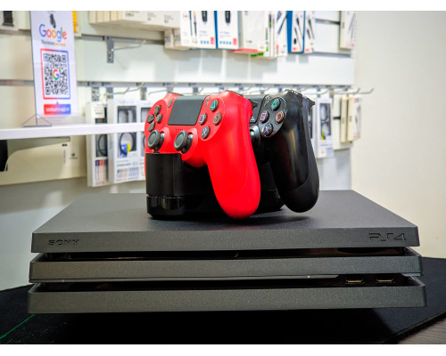 Ігрова консоль Sony PlayStation 4 Pro з 2 геймпадами та док-станцією, 1ТБ, чорна, ідеальний стан